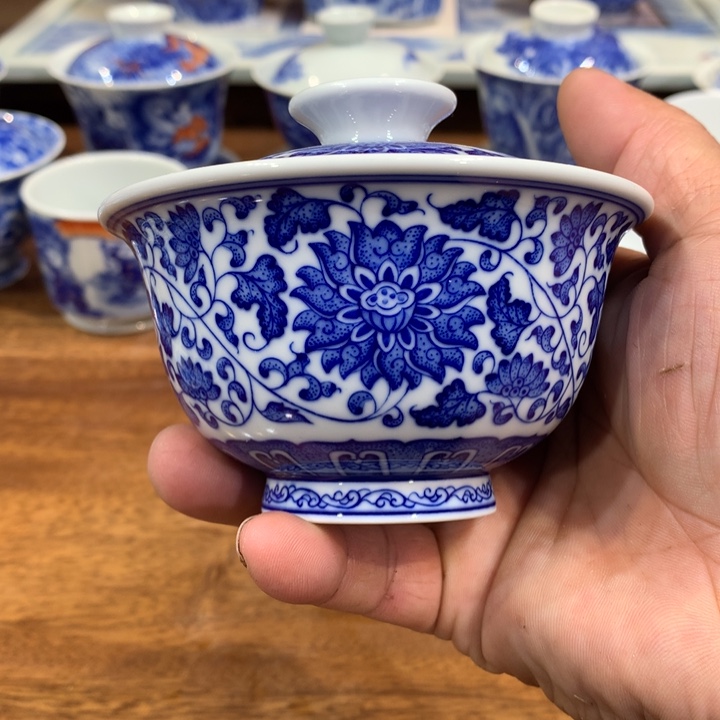 柴窑青花缠枝连盖碗