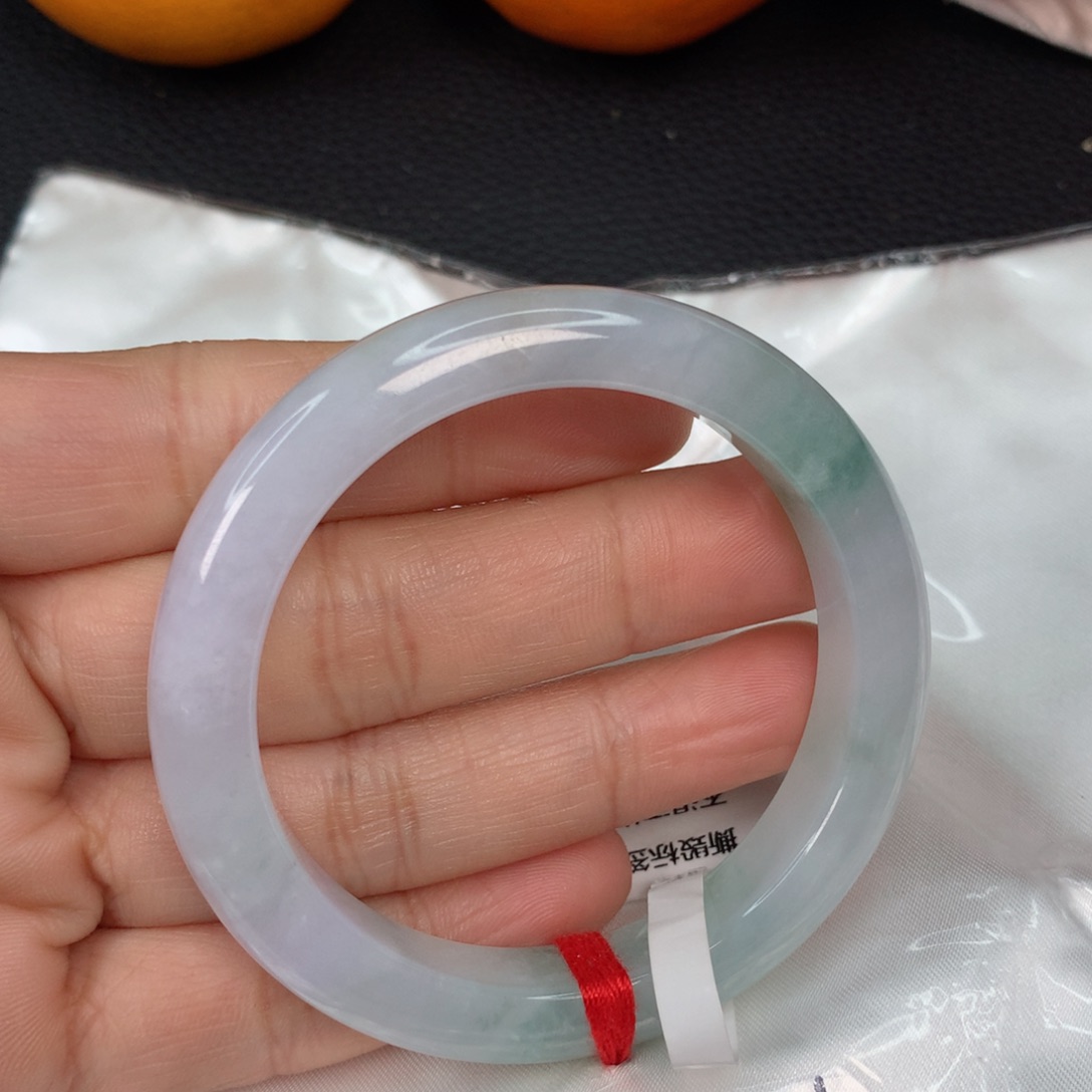 翡翠手镯未镶嵌………….