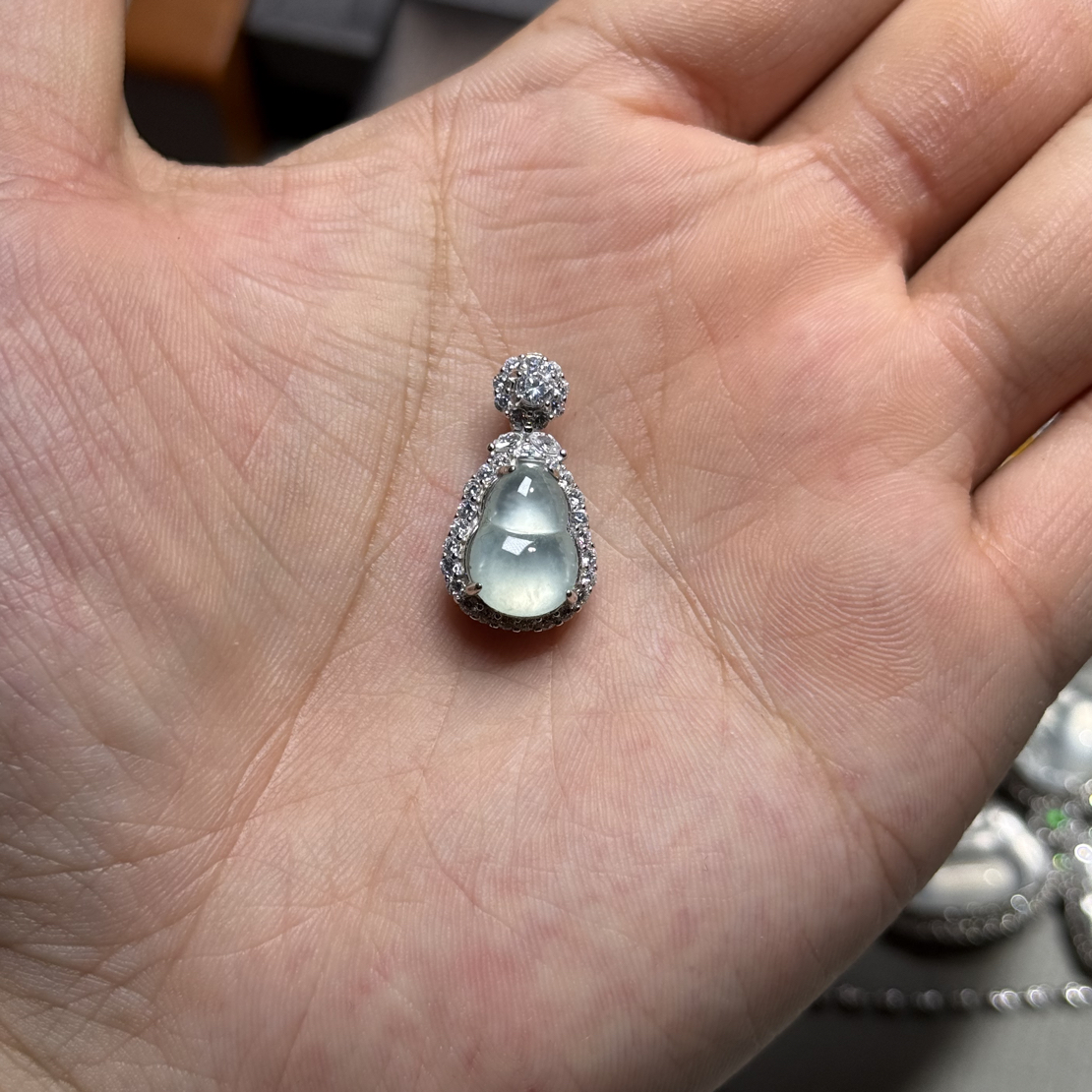 玻璃种翡翠葫芦吊坠