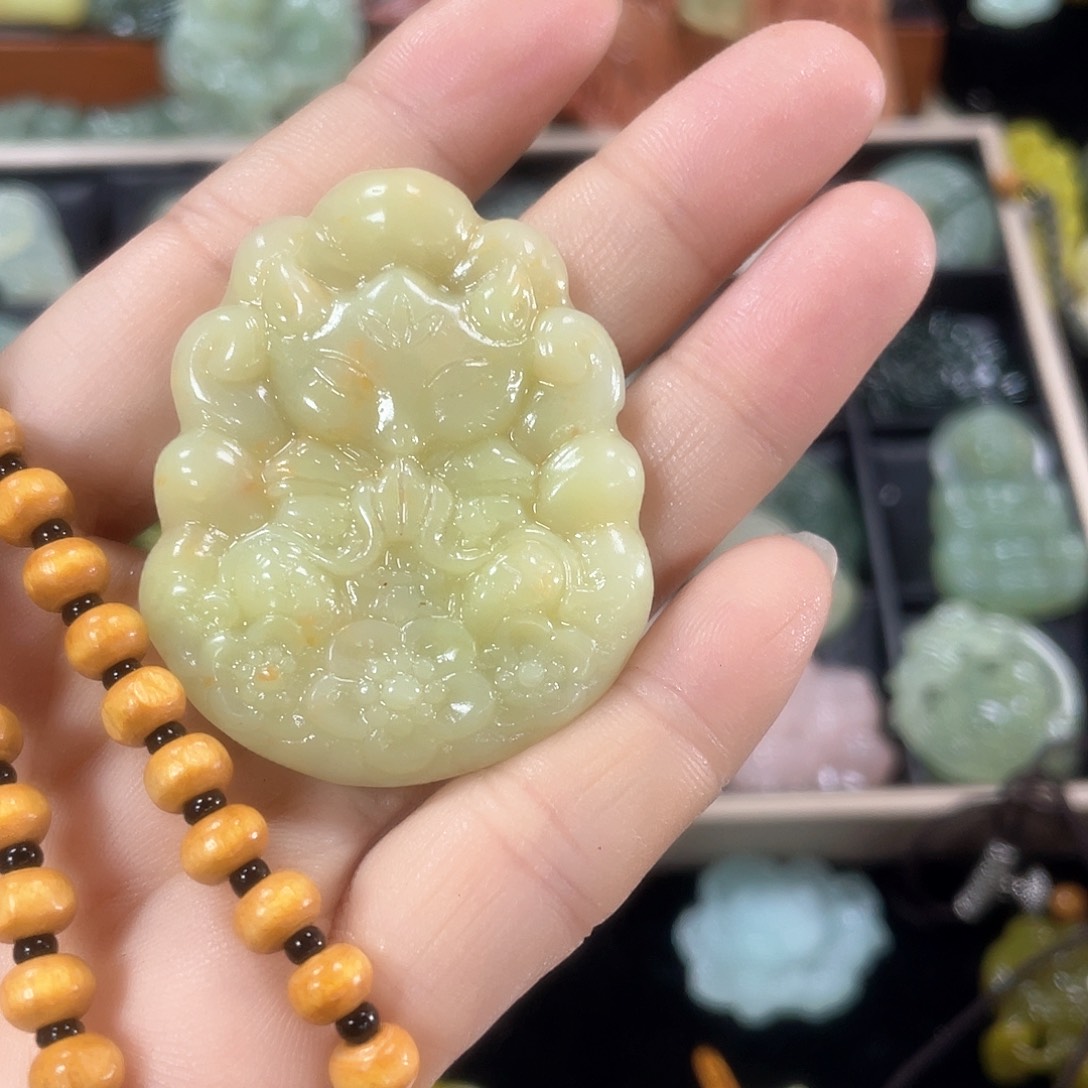 蛇纹石玉颈饰未镶嵌