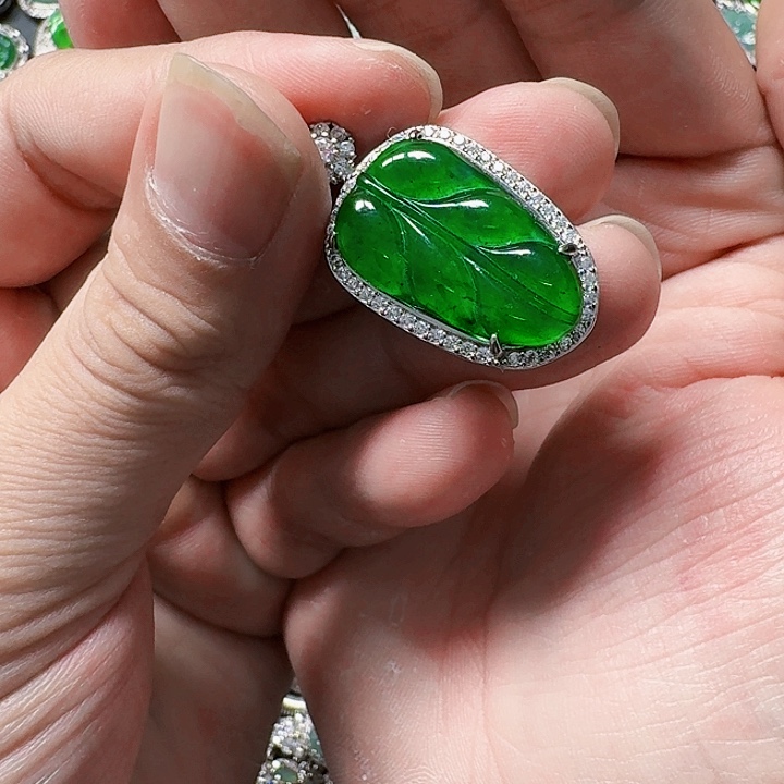 翡翠颈饰未镶嵌天然A货翡翠放漏