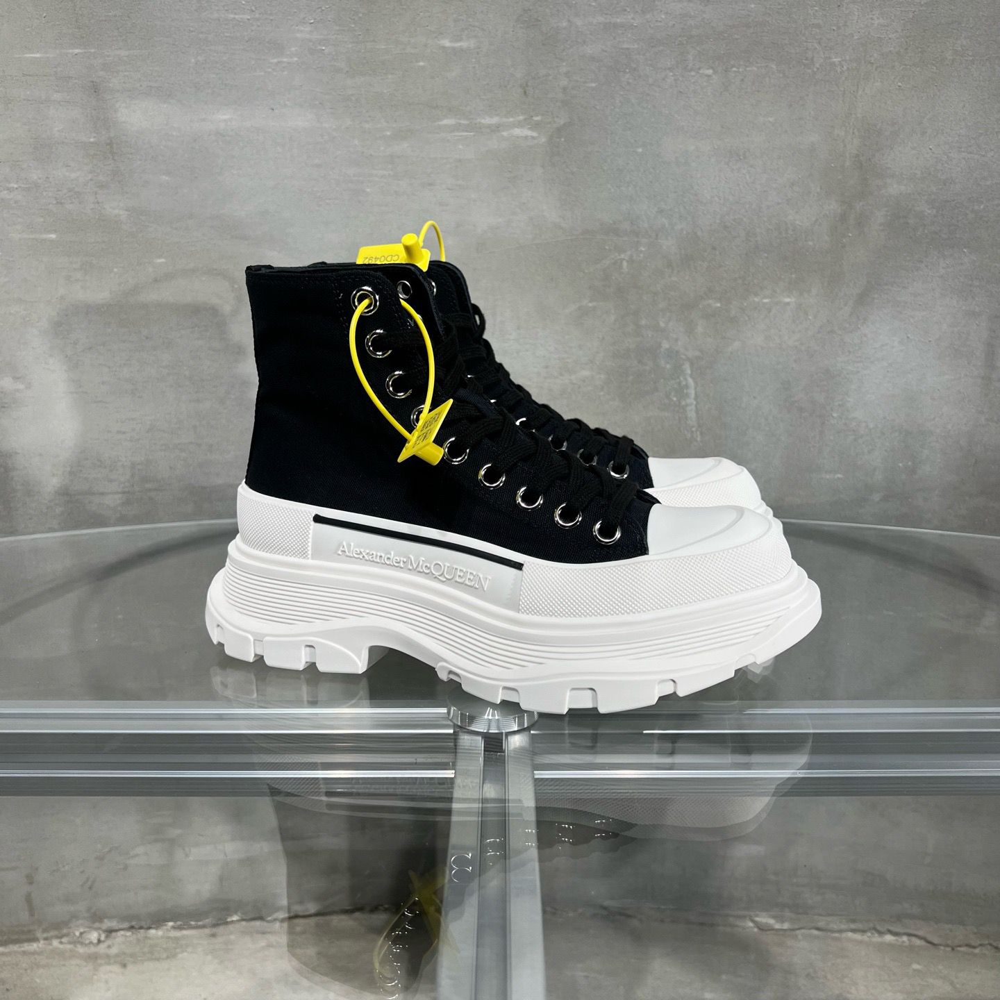 未使用 Alexander McQueen/亚历山大·麦昆 高帮马丁靴36码 CD0491