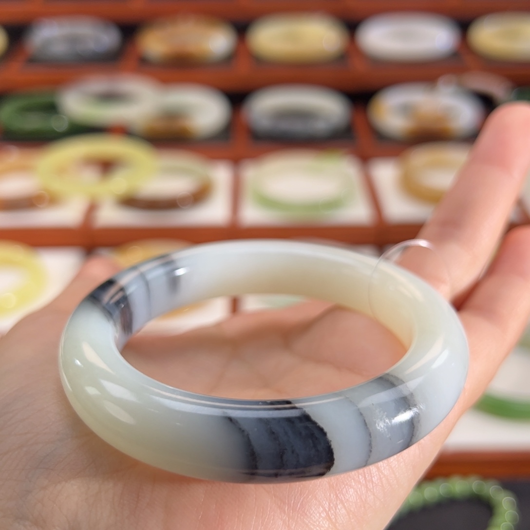 和田玉（墨玉）未镶嵌手镯山水青花