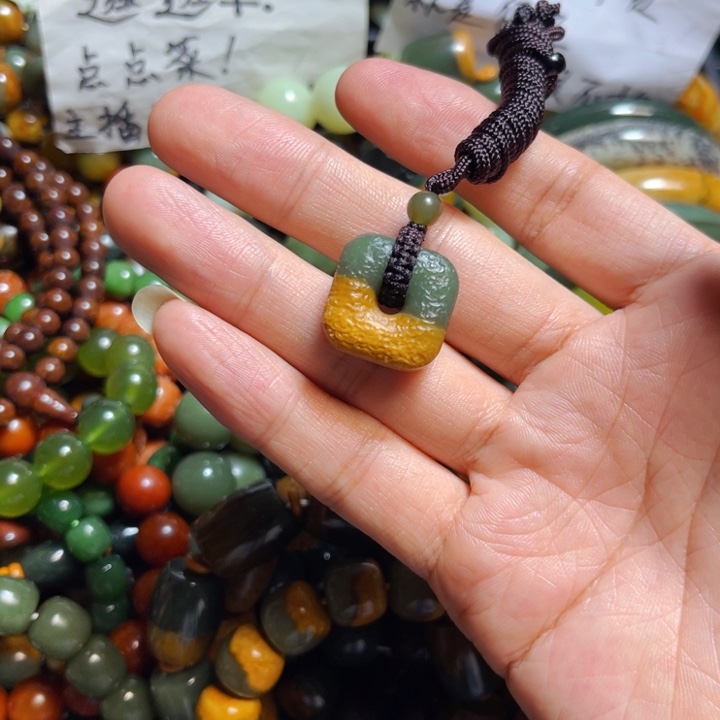 岫岩河磨玉（透闪石质玉）颈饰未镶嵌