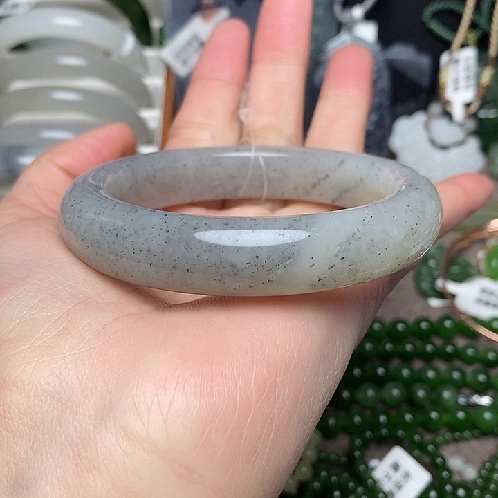 孟***婆和田玉未镶嵌手镯