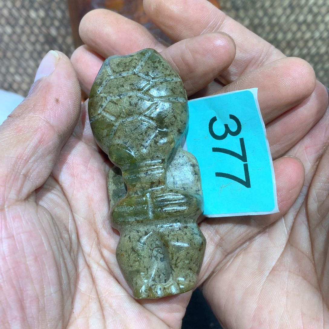 透闪石-蛇纹石玉未镶嵌颈饰