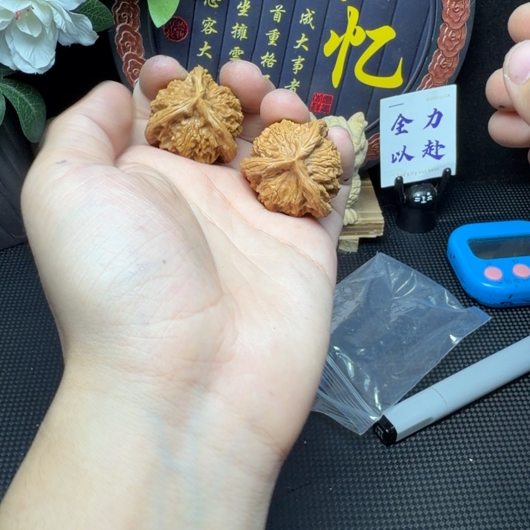 t***;文玩核桃吊坠三棱