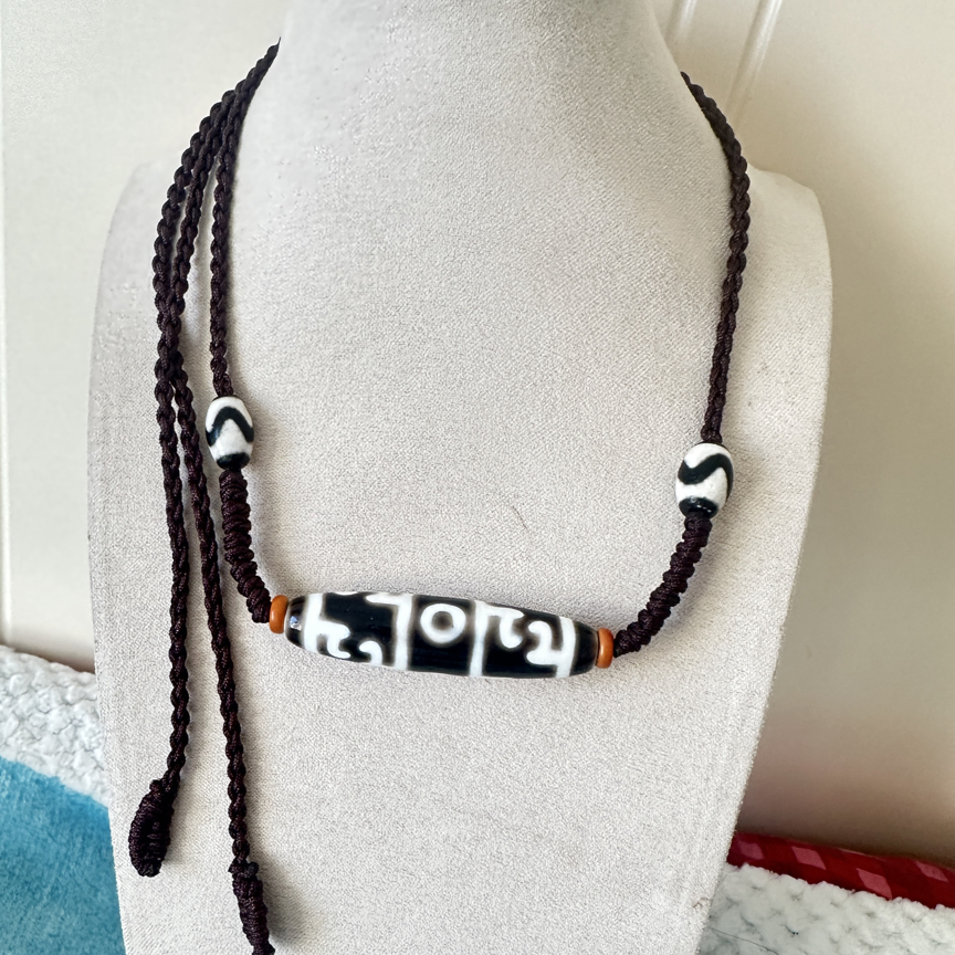 黑底白牙莲师三眼玛瑙材质的男女款颈链珠长4.8厘米左右