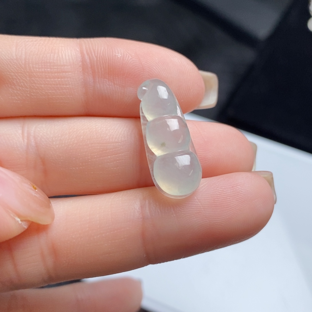 翡翠未镶嵌颈饰冰豆子