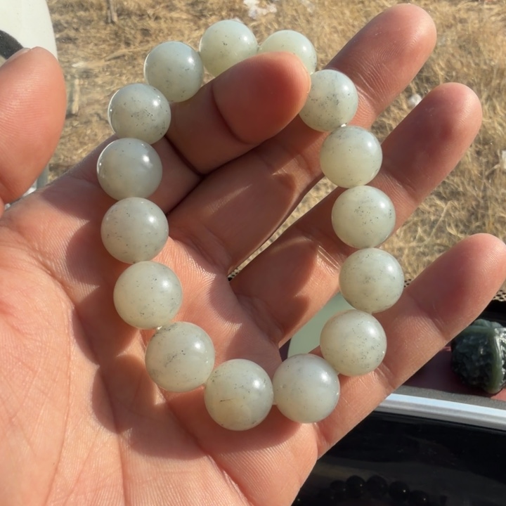 莫***山和田玉未镶嵌颈饰