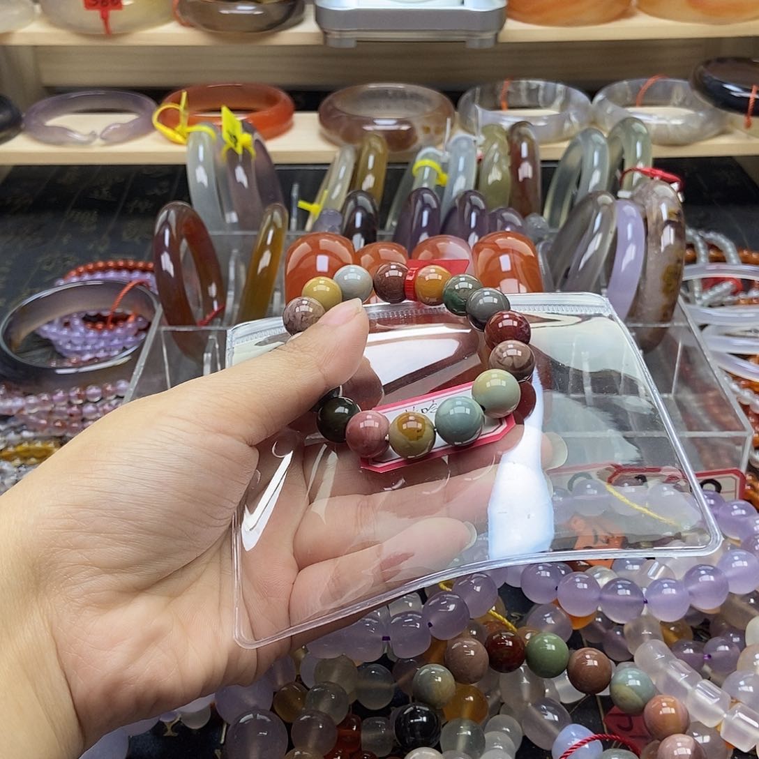 玛瑙/玉髓手镯未镶嵌牛***?