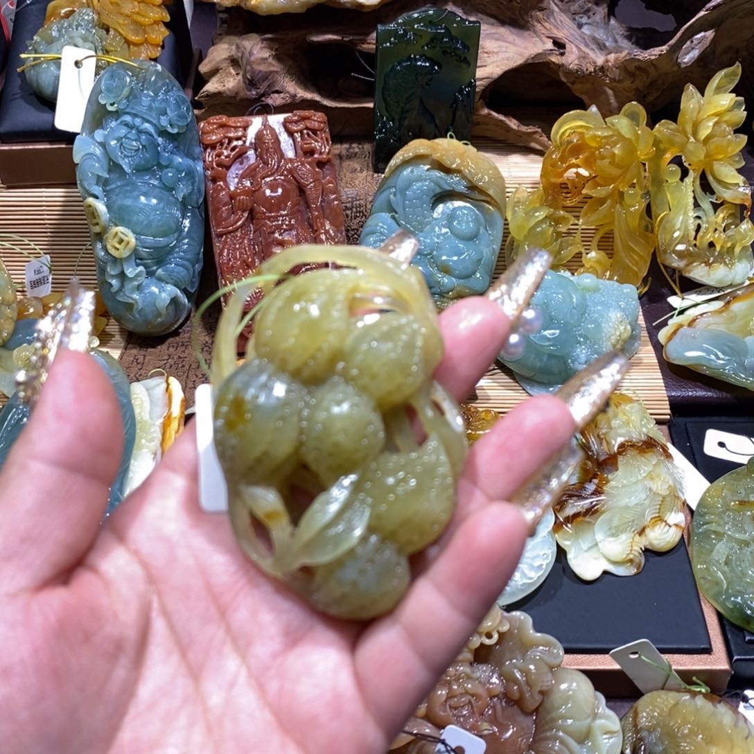 蛇纹石玉颈饰未镶嵌