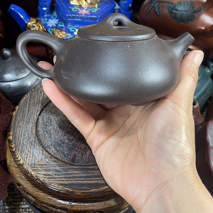 茶壶紫砂原矿泥料手工制作的一把紫砂壶。