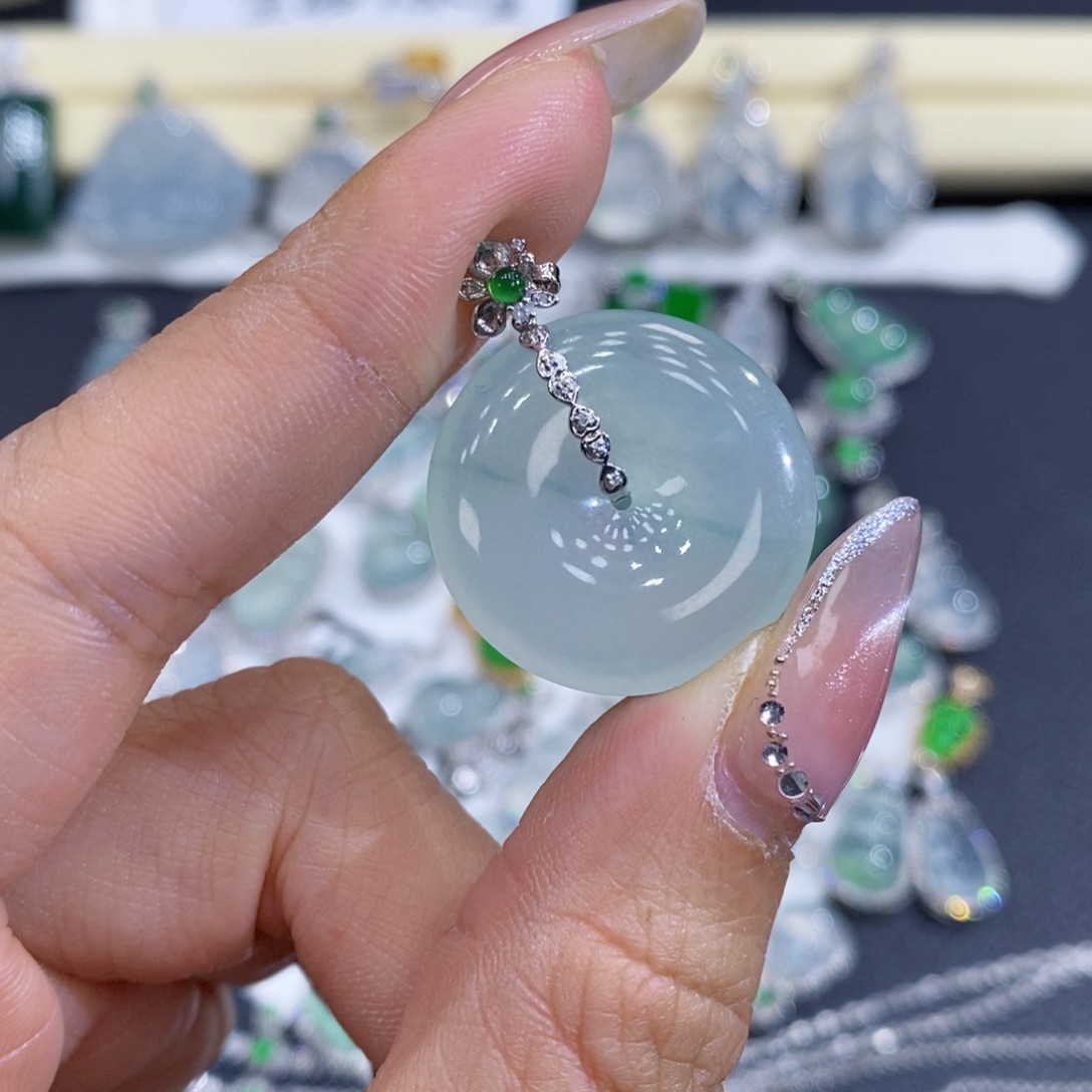 翡翠18K金镶嵌颈饰