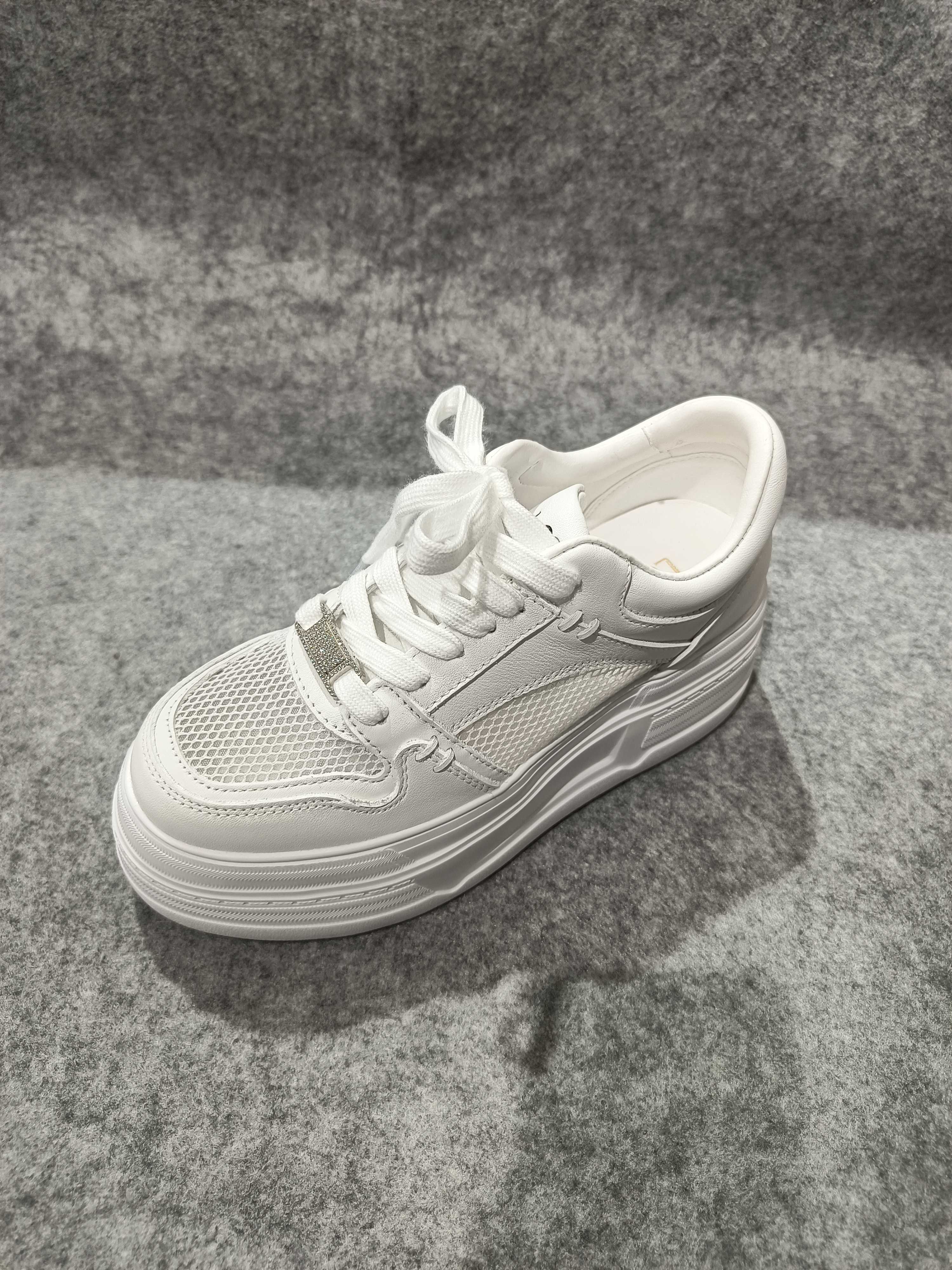 2025年品牌女鞋夏季新款真皮网面圆头休闲鞋系带时尚白色增高休闲