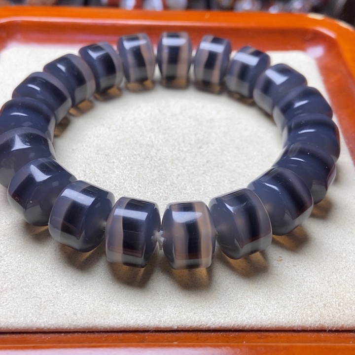 玛瑙/玉髓未镶嵌手串冻肉俏色黑一线 直切