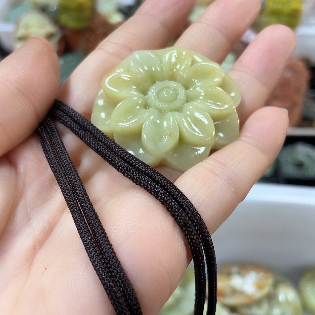 蛇纹石玉颈饰未镶嵌