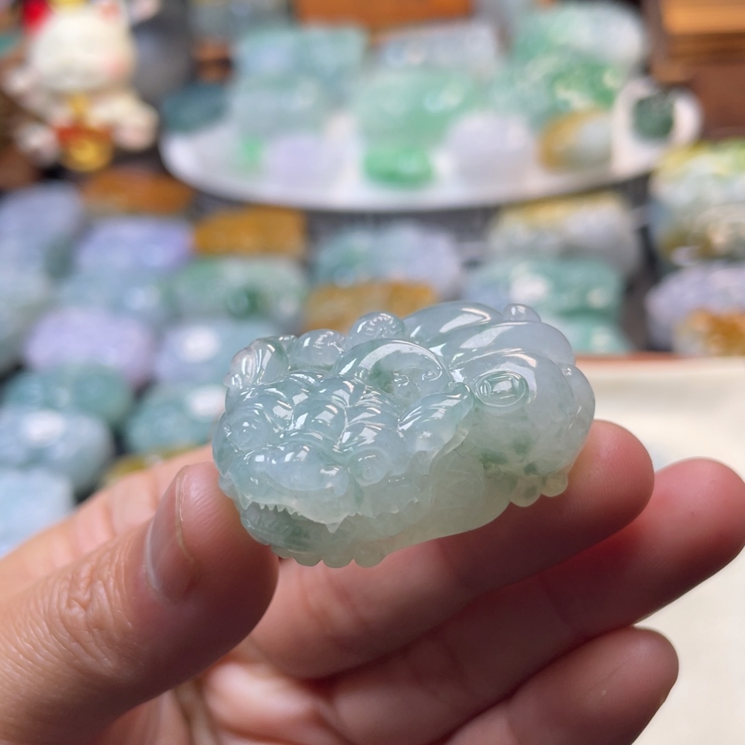 翡翠未镶嵌颈饰貔貅