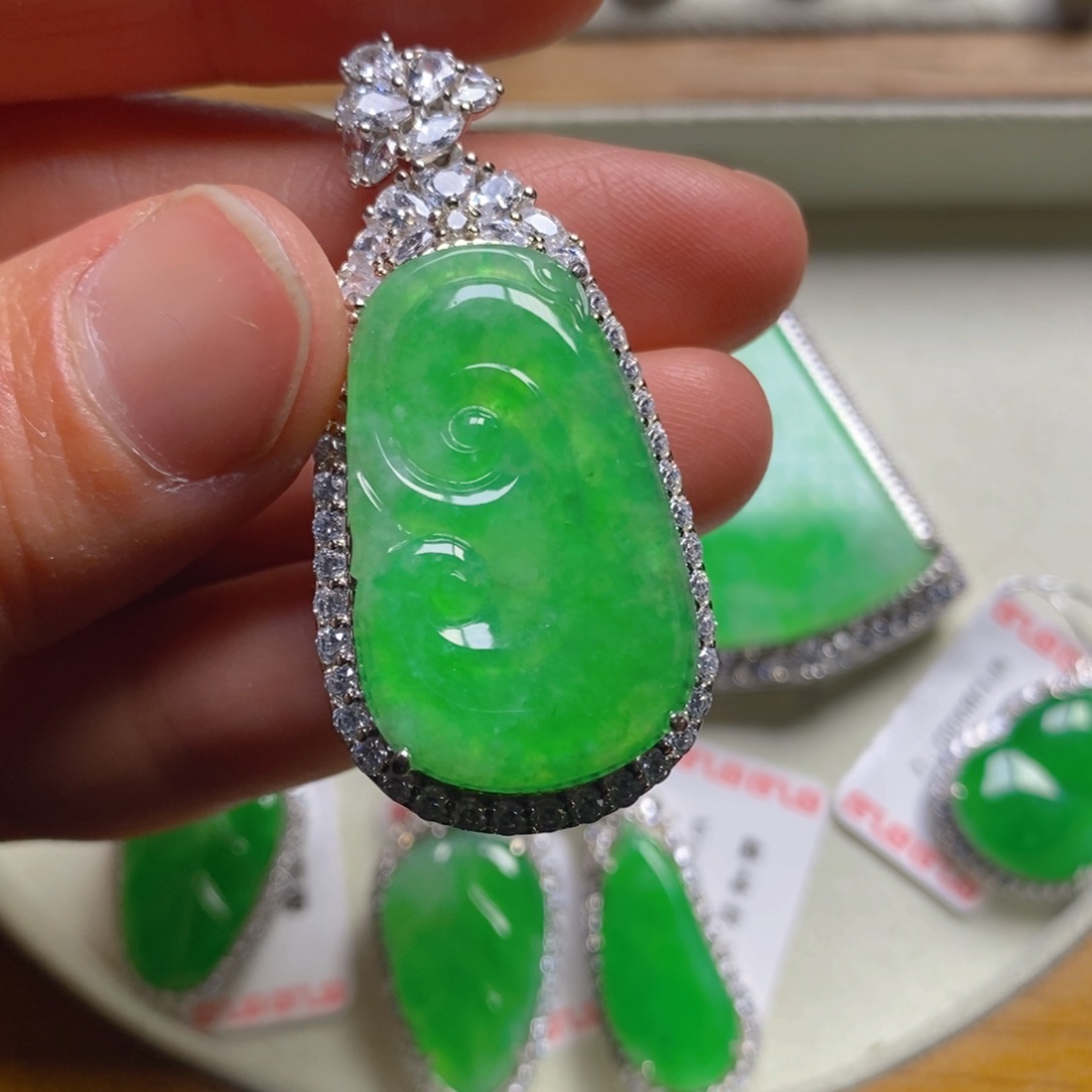 翡翠颈饰银S925镶嵌如意吊坠