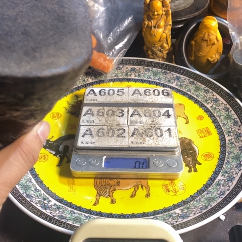 瓷片百*犁寻呼台的一个小女孩在旁边