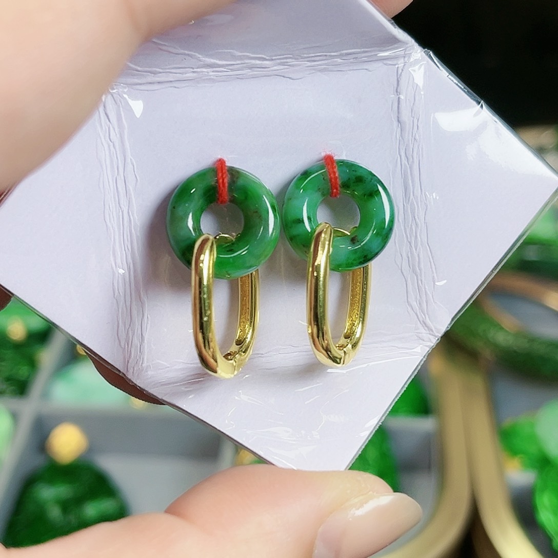 翡翠颈饰未镶嵌耳饰