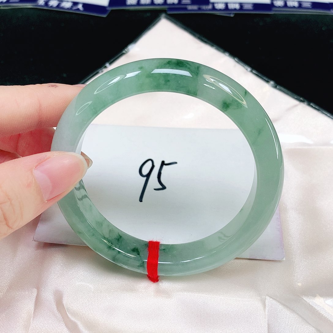 翡翠手镯未镶嵌翡翠手镯未镶嵌