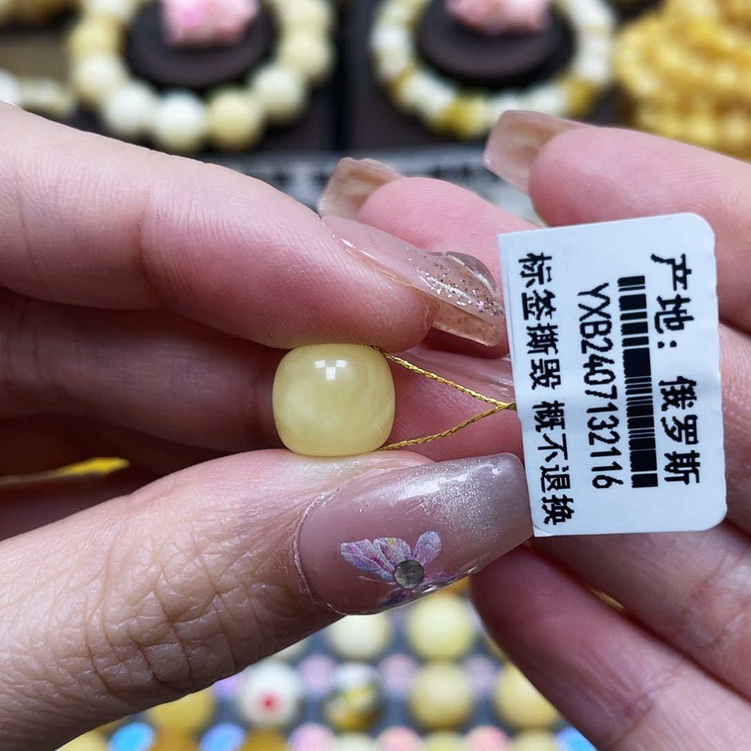 琥珀珠宝奇石未镶嵌10.4×9.6mm微瑕