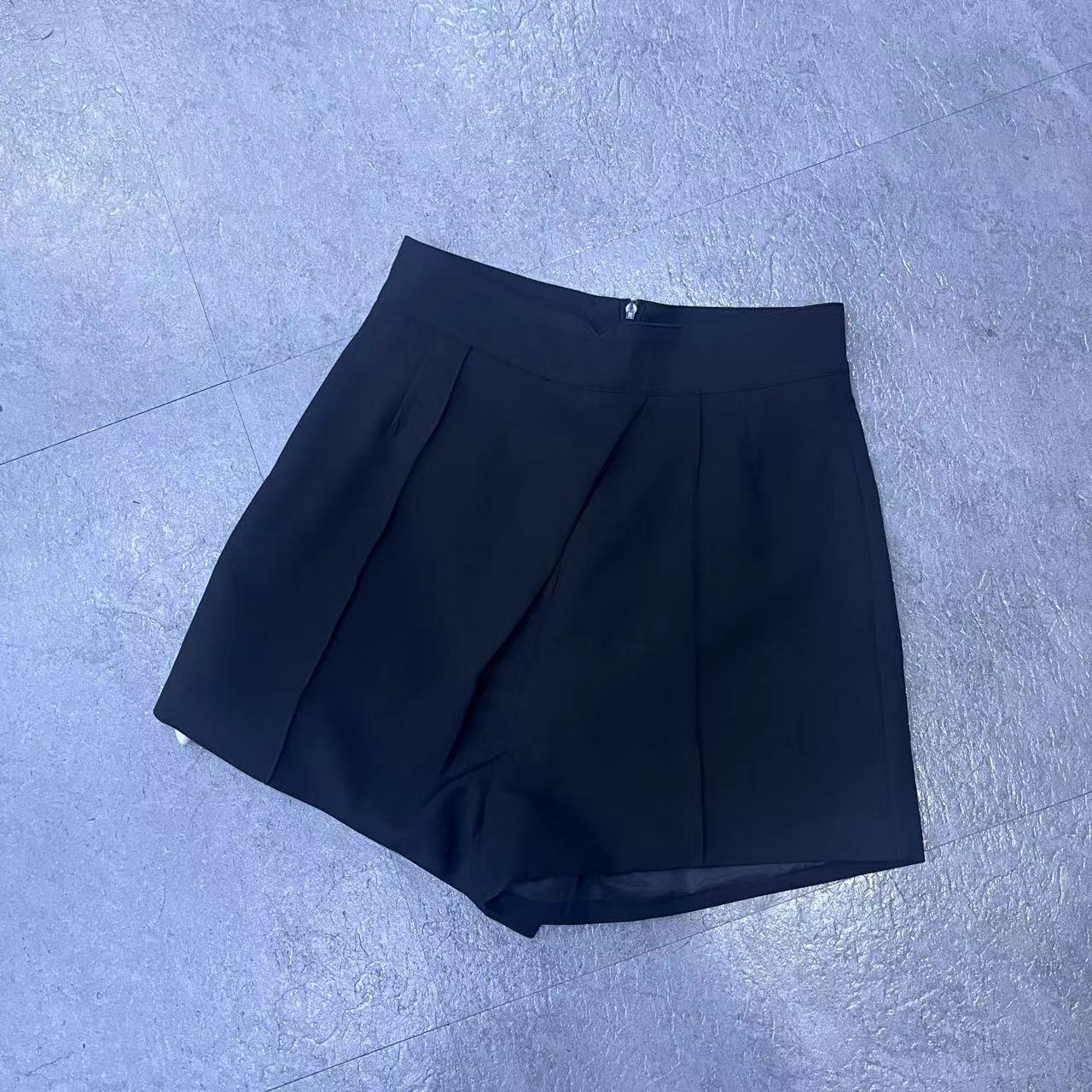 2326黑色气质短裤