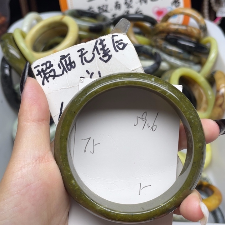 蛇纹石玉未镶嵌手镯