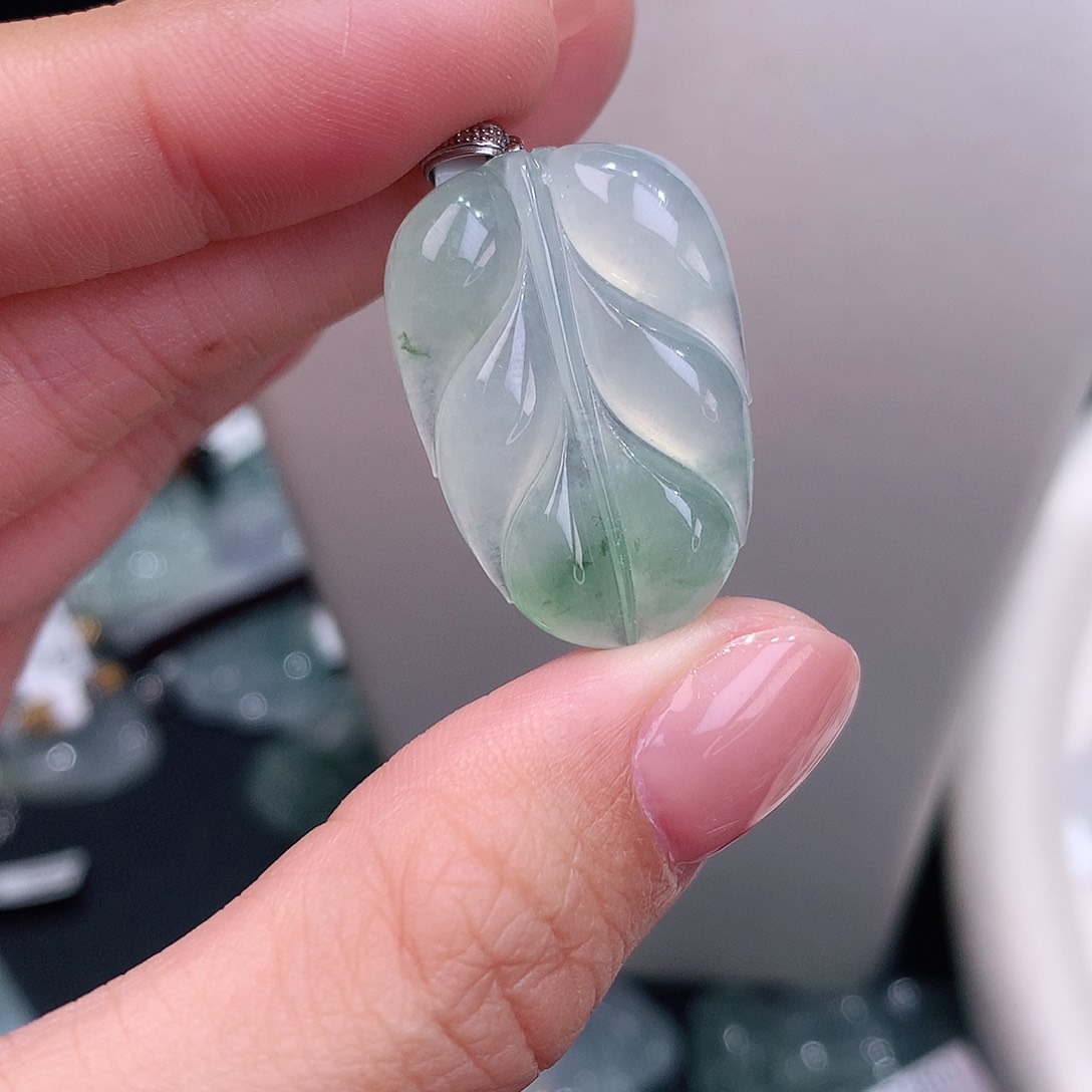 颈饰18K金镶嵌翡翠冰飘花叶子