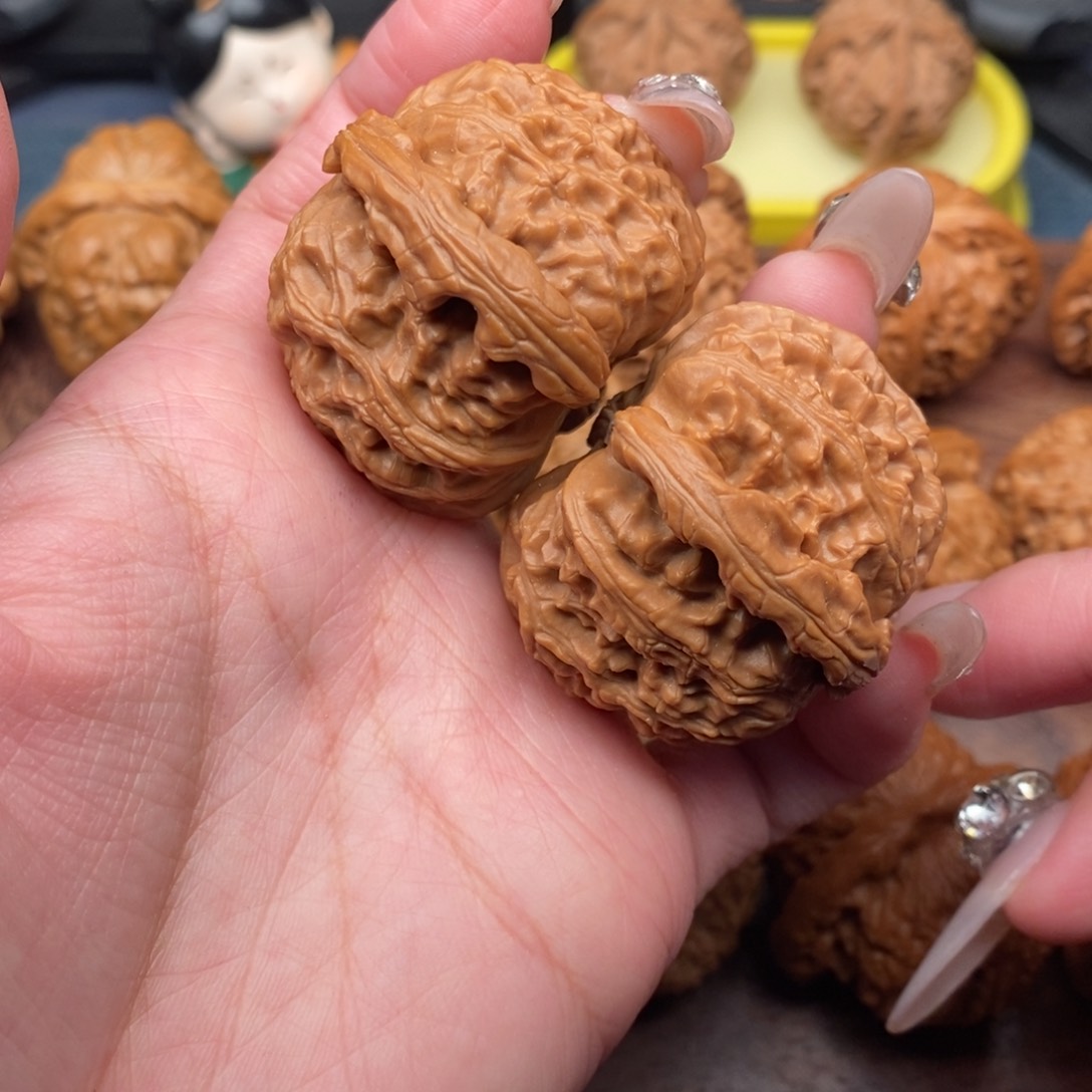 文玩核桃把件红皮同树闷白42.5