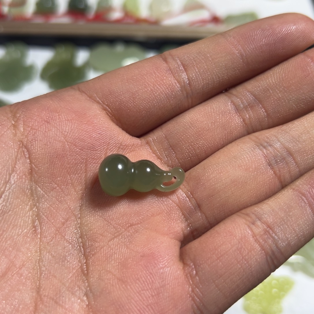 在****和田玉未镶嵌颈饰