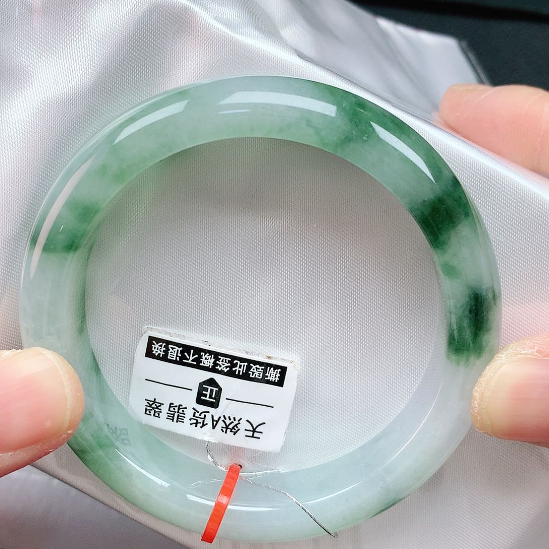 翡翠手镯未镶嵌54圈