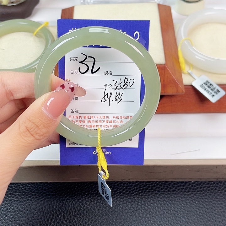 ·***W未镶嵌手镯和田玉
