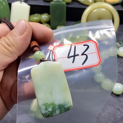 未镶嵌蛇纹石玉手链W****定