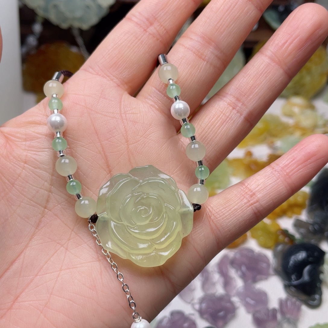 蛇纹石玉颈饰未镶嵌