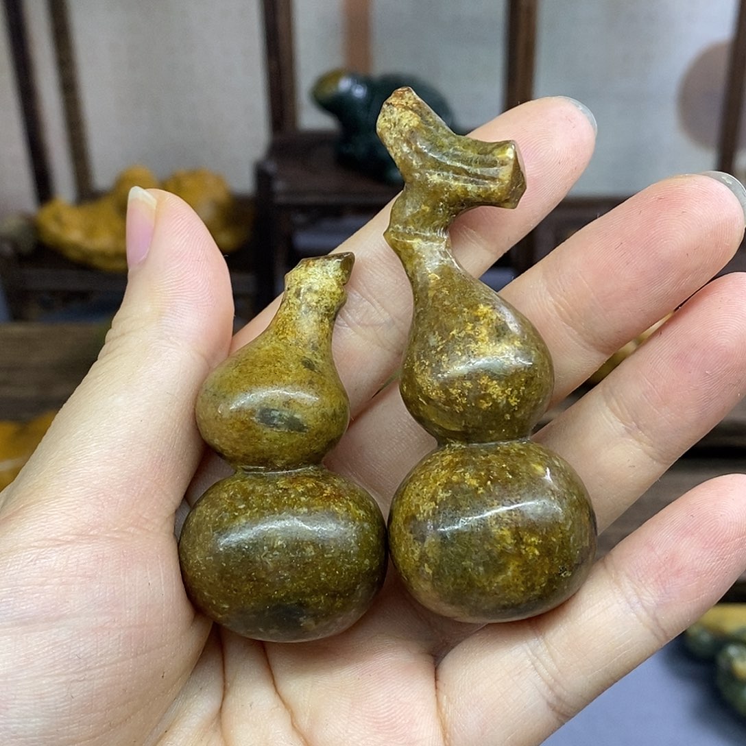 t***未镶嵌岫岩河磨玉（透闪石质玉）把件