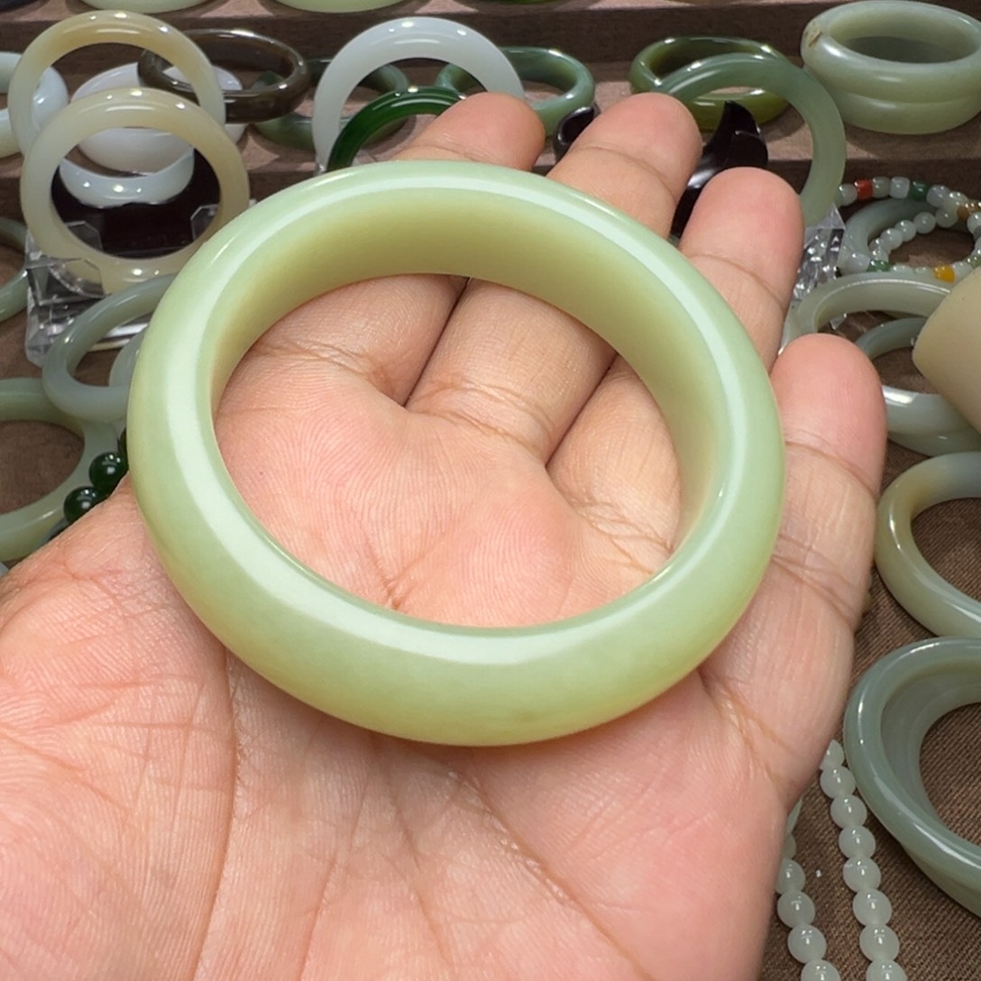 和田玉未镶嵌手镯