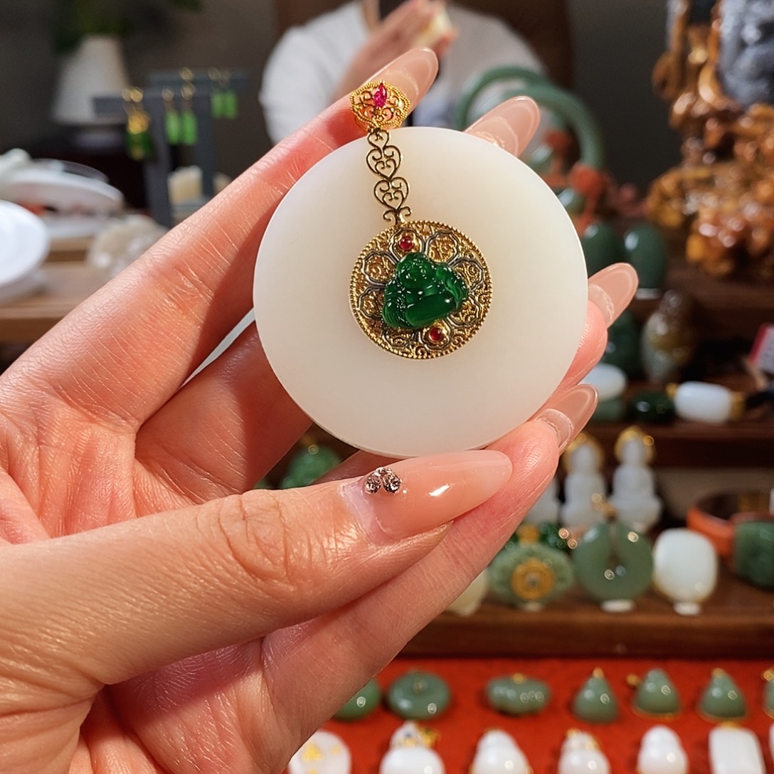 棉***享颈饰18K金镶嵌和田玉