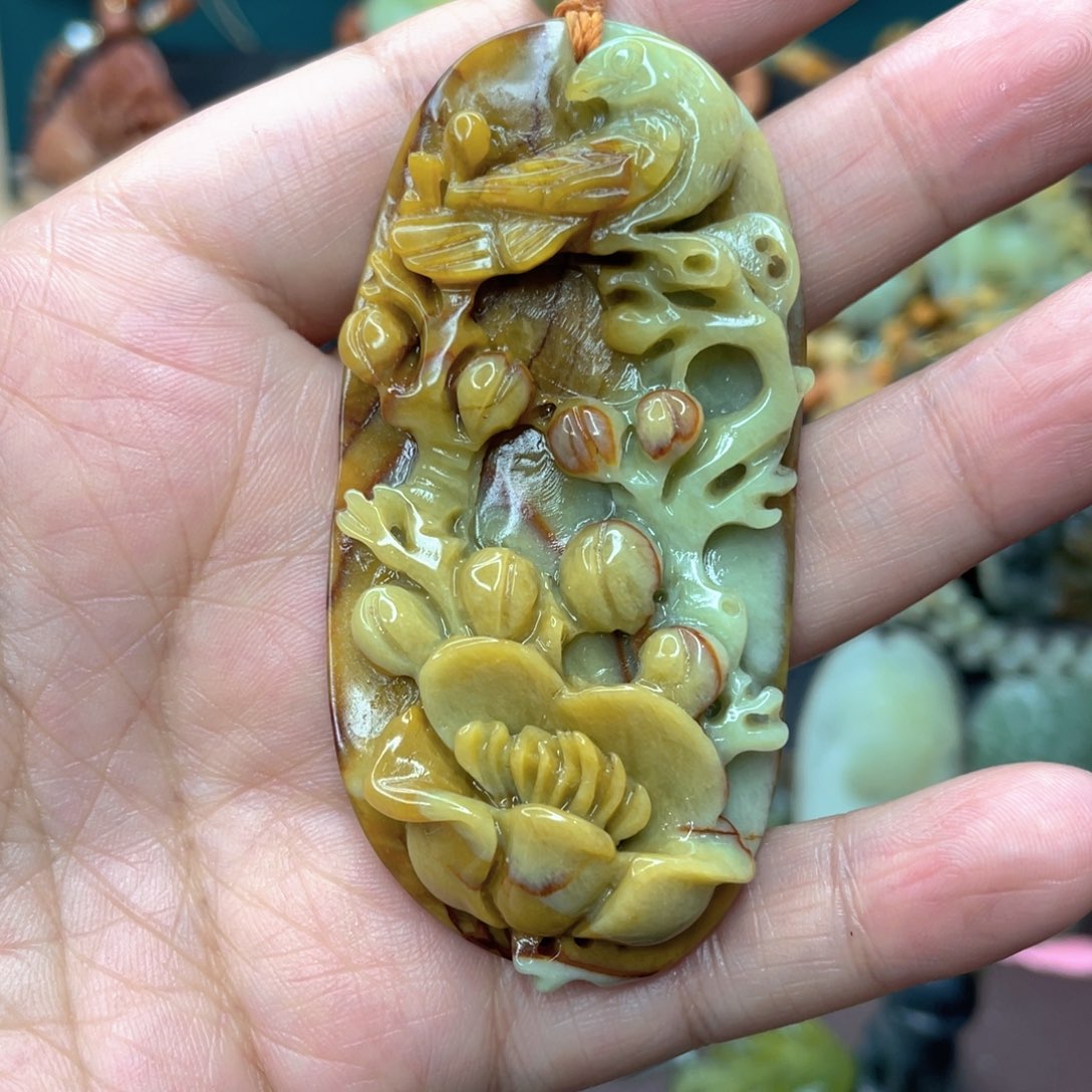 蛇纹石玉颈饰未镶嵌
