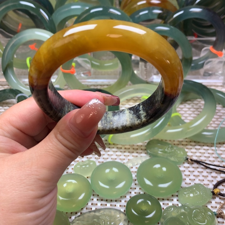 蛇纹石玉手镯60圈口微瑕未镶嵌