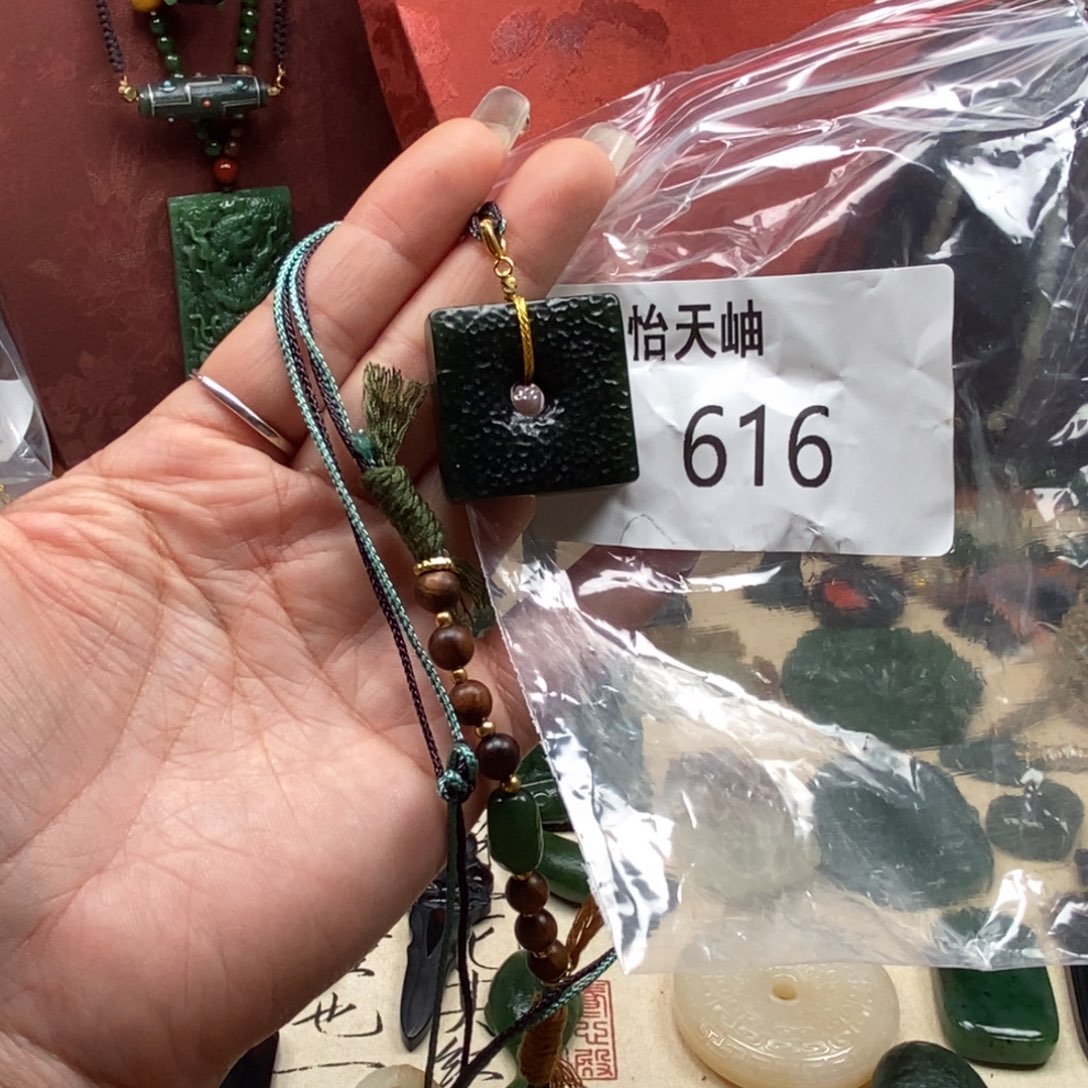 原***星和田玉未镶嵌颈饰