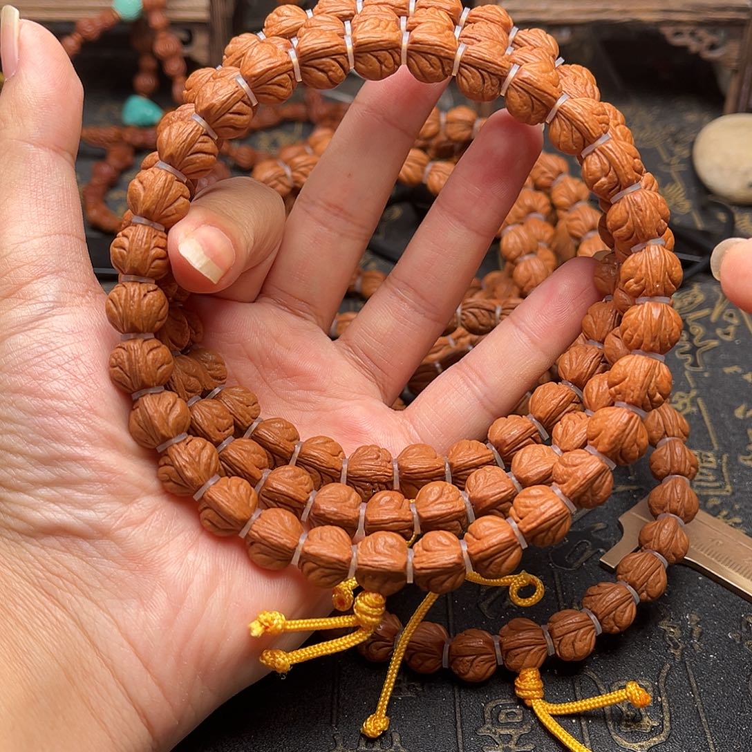 吊坠桃核玉龙手持