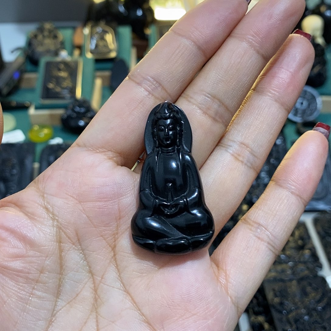 蛇纹石玉颈饰未镶嵌明*?