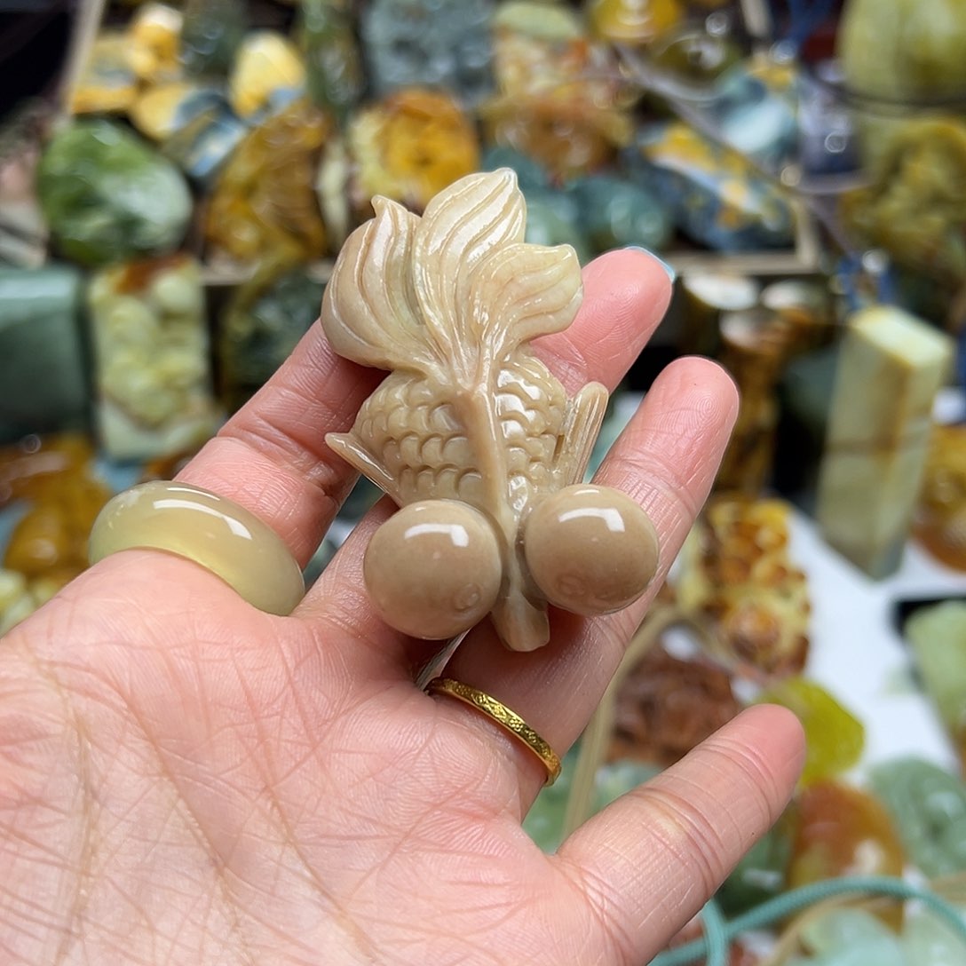 岫玉未镶嵌颈饰辽阳粉金鱼