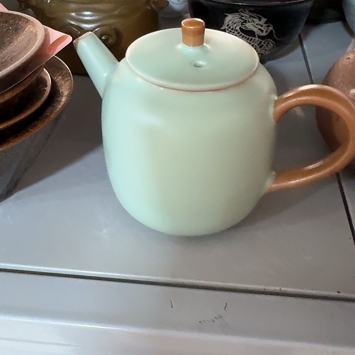 主人杯一个，瓷。。品茗爱