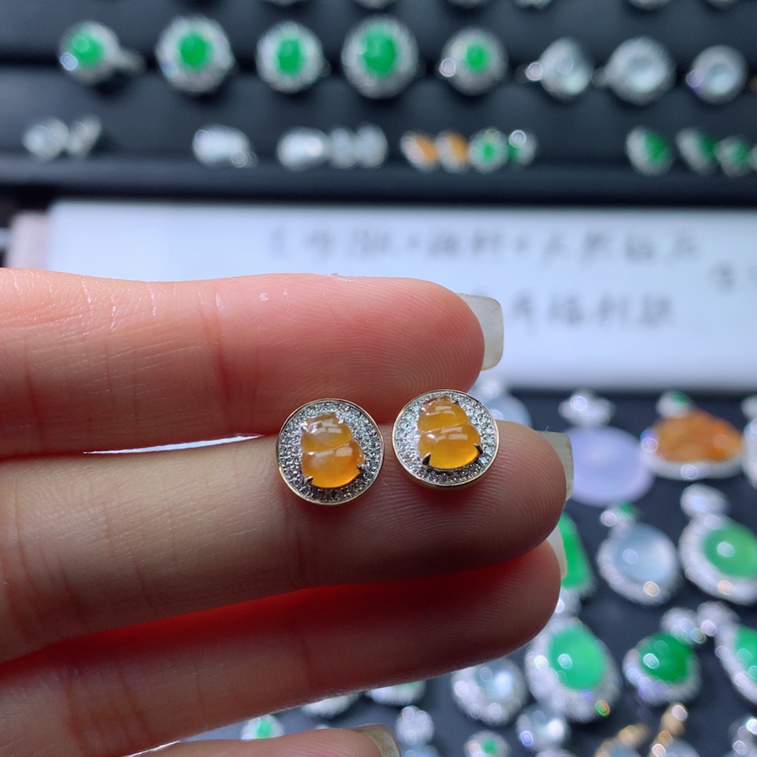 18K金镶嵌翡翠耳饰伴钻