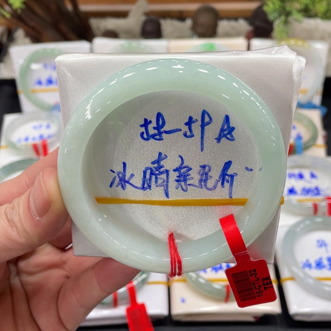 翡翠手镯未镶嵌翡翠