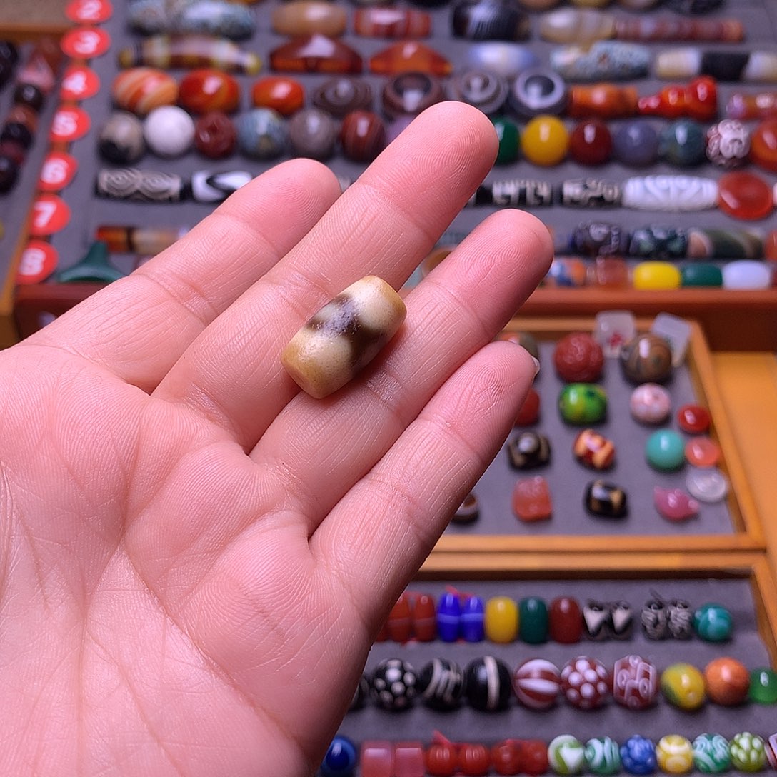 六***）玛瑙/玉髓未镶嵌颈饰