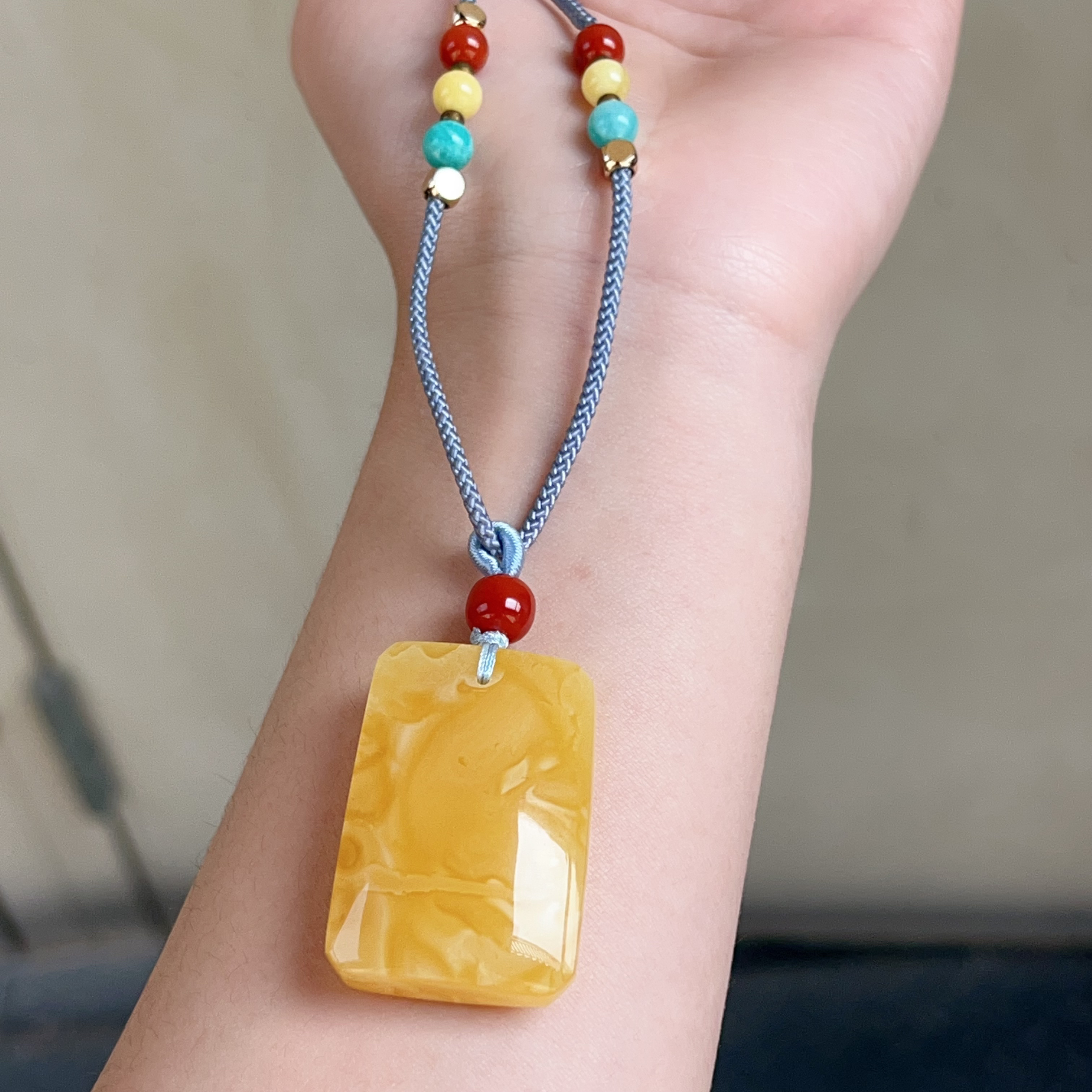 俄料鸡油黄蜜蜡无事牌吊坠，无瑕，10.2克，尺寸37～25～13